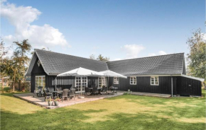 Cozy Home In Væggerløse With Kitchen